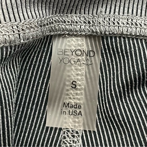 Beyond Yoga Ribbed Grey High Rise Biker Shorts Size Small - Picture 10 of 11